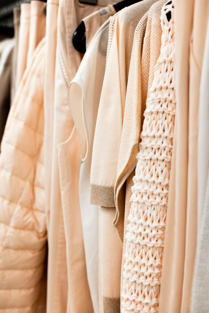 Kledingstukken in blush- en poedertinten aan het rek bij Pure Kortrijk