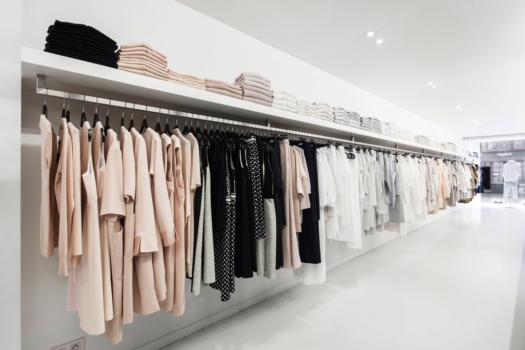 Rek met stukken in poeder, zand en zwart, met daglicht dat achteraan de winkel binnenvalt